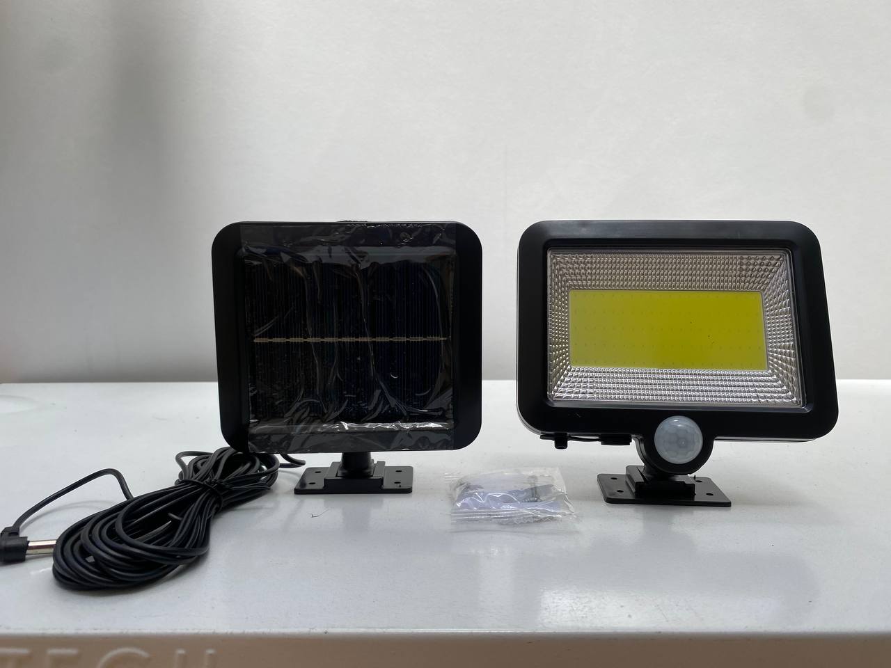 Lampe projecteur solaire LED et détecteur de mouvement 5W IP44 - SL-F100 - Électronique - صورة حقيقية 7