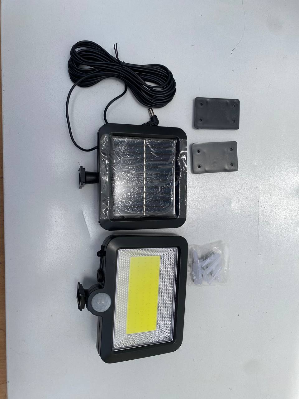 Lampe projecteur solaire LED et détecteur de mouvement 5W IP44 - SL-F100 - Électronique - صورة حقيقية 9