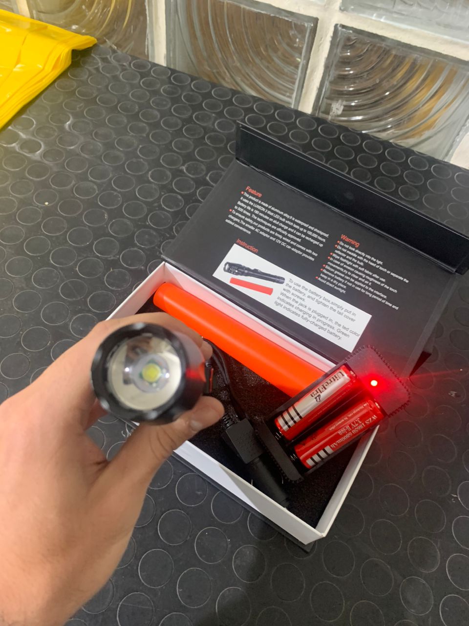 Lampe de poche tactique IP65 de 18 000 lumens - avec lumière LED et deux piles rechargeables - Swat - Camping et Randonnée - صورة حقيقية 11