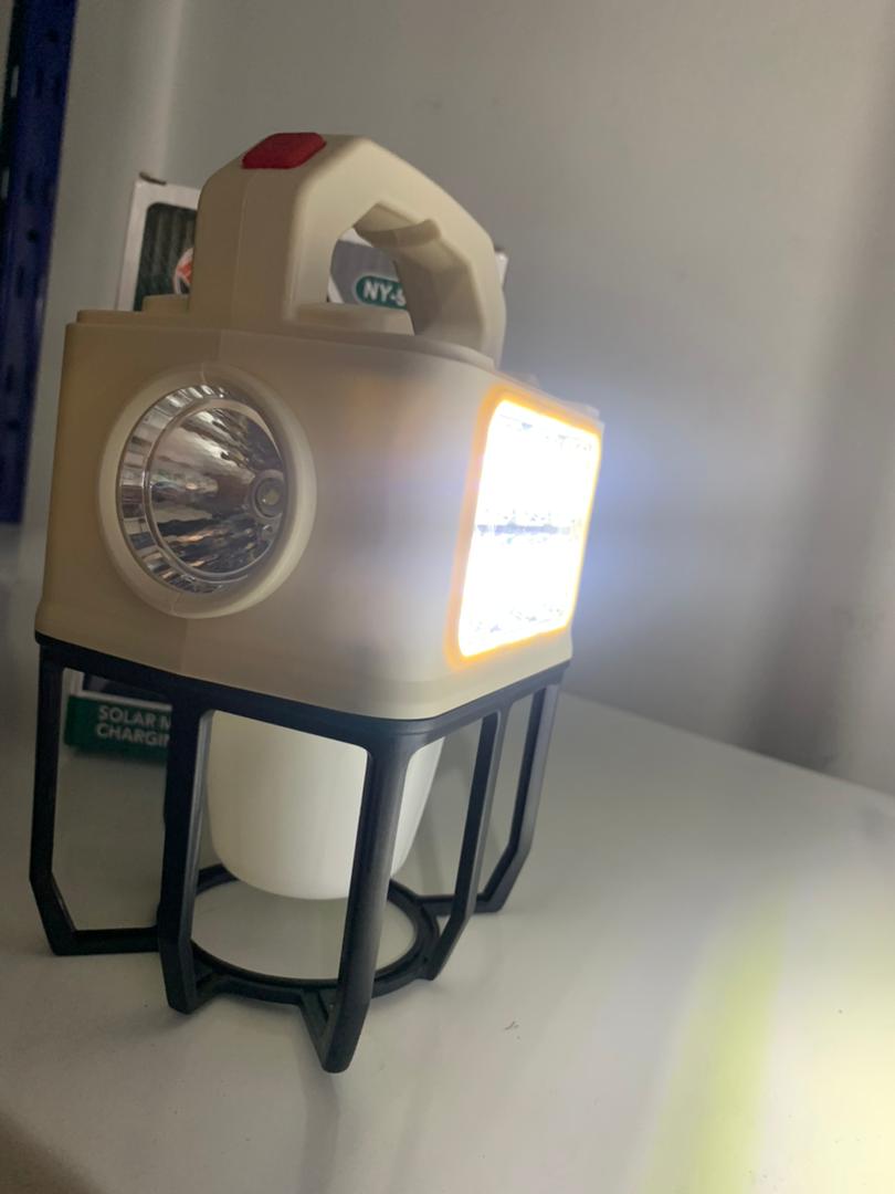 Lampe de camping à énergie solaire à 3 modes – مصباح يدوي للتخييم ب 3 أوضاع يعمل بالطاقة الشمسية - Camping et Randonnée - صورة حقيقية 7
