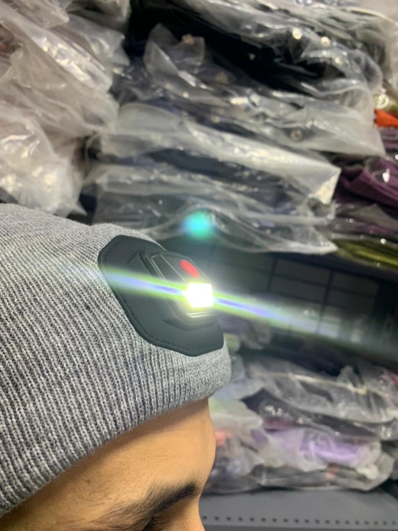 Bonnet LED Unisexe Rechargeable par USB – Gris - Camping et Randonnée - صورة حقيقية 10
