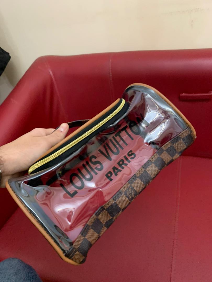 Pochette de Bain pour Produits Cosmétiques LV Unisexe – حقيبة أغراض الحمام - ورشتنا - صورة 6