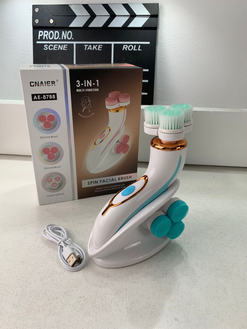 Brosse Nettoyante Électrique Cnaier AE-8788 3 Têtes Rotatives Recharge USB – جهاز تنظيف البشرة بعمق - Soins et Beauté - صورة حقيقية 9
