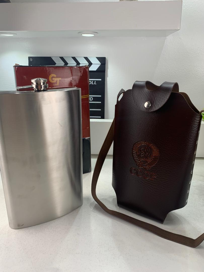 Flasque Métallique Portable 1800ml en Acier Inoxydable 18/8 avec Étui en Cuir pour Activités Extérieures - Camping et Randonnée - صورة حقيقية 9