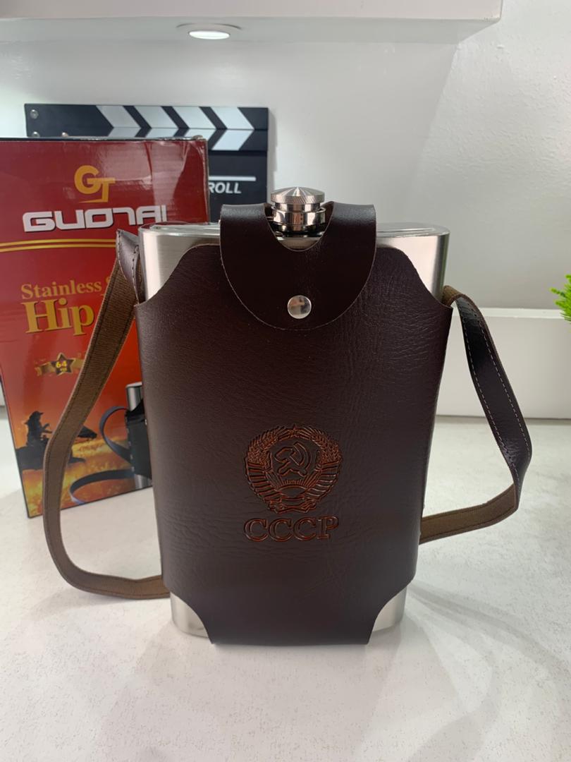 Flasque Métallique Portable 1800ml en Acier Inoxydable 18/8 avec Étui en Cuir pour Activités Extérieures - Camping et Randonnée - صورة حقيقية 10