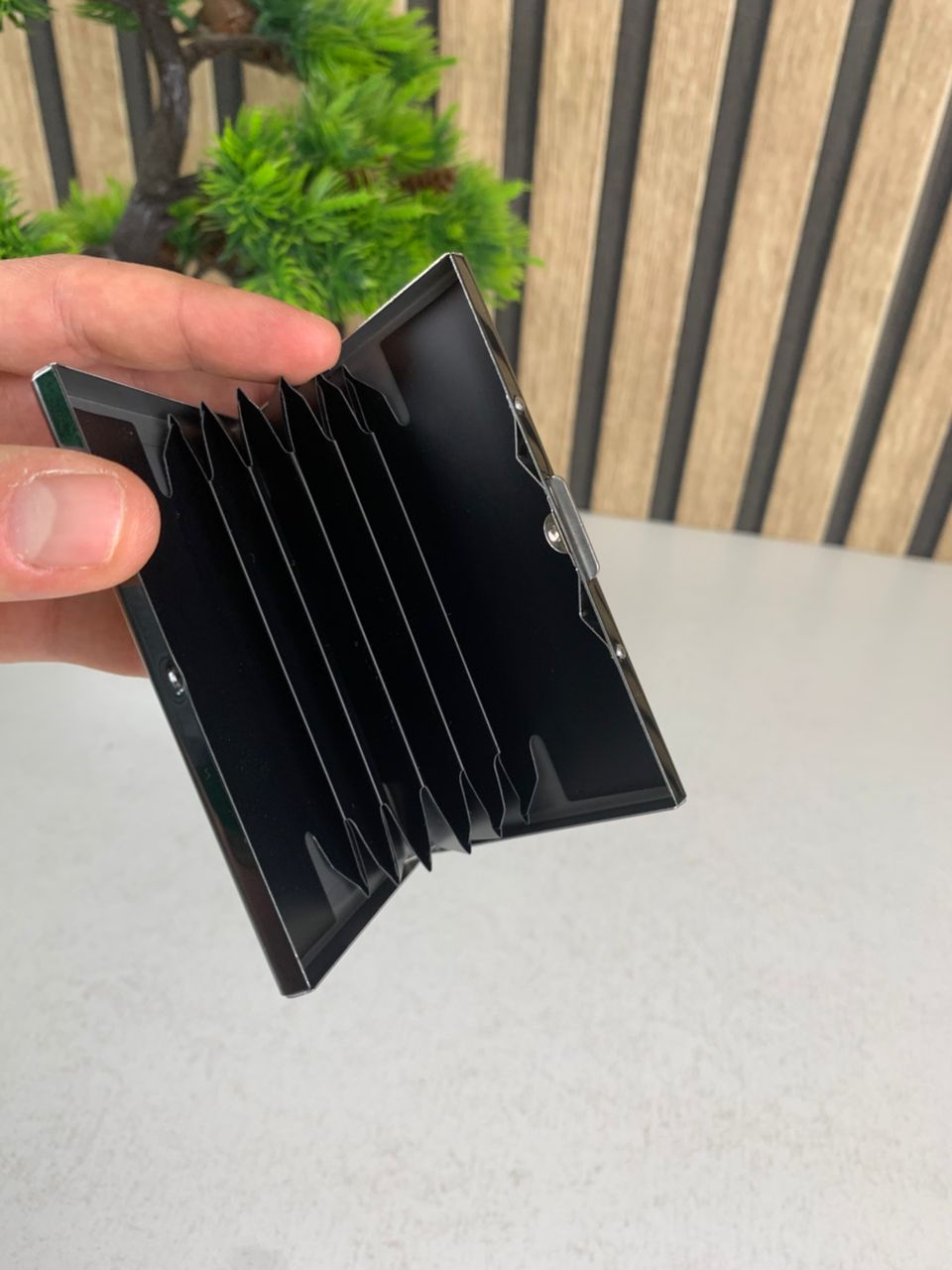 Étui portefeuille en acier noir avec protection RFID pour 6 cartes de crédit – محفظة بطاقات الإئتمان - Accessoires - صورة حقيقية 10