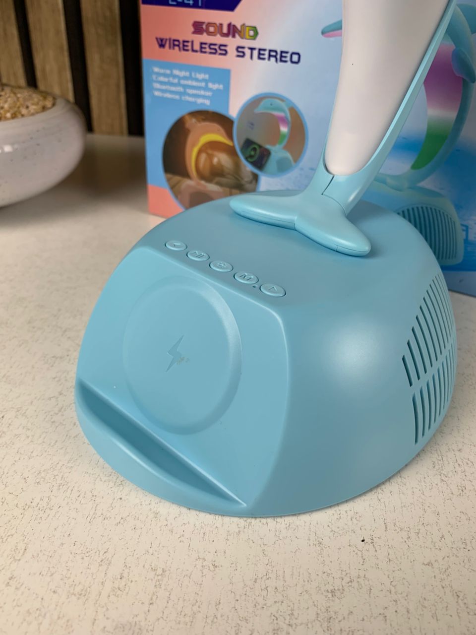 Haut-Parleur Bluetooth Dauphin avec Lampe d’Ambiance LED RGB et Chargeur Sans Fil 15W - Électronique - صورة حقيقية 10