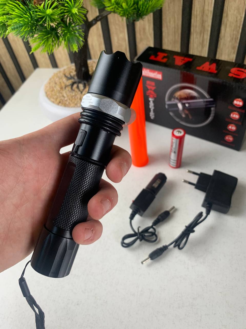 Lampe Torche LED SWAT Multifonction Zoom Réglable et 3 Modes d’Éclairage – مصباح يدوي قابل للشحن - Camping et Randonnée - صورة حقيقية 9