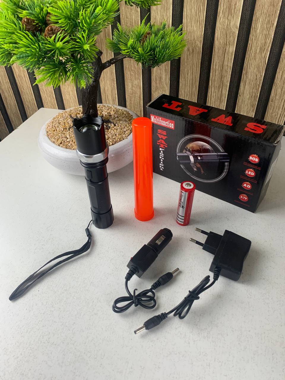 Lampe Torche LED SWAT Multifonction Zoom Réglable et 3 Modes d’Éclairage – مصباح يدوي قابل للشحن - Camping et Randonnée - صورة حقيقية 10