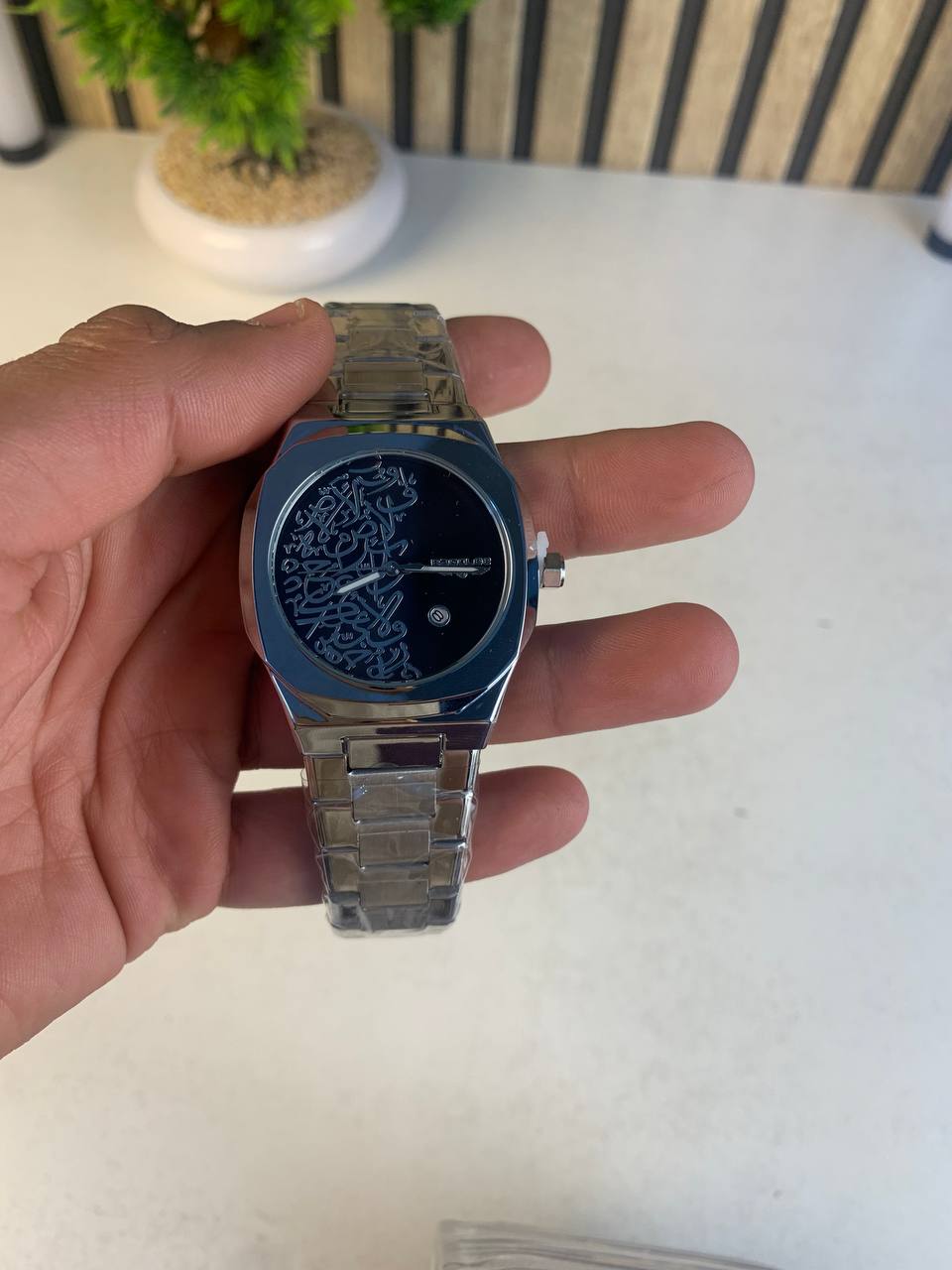 Montre Élégante avec Cadran en Calligraphie Arabe (3D Relief) - ساعة يد كلاسيكية بالخط العربي ثلاثي الأبعاد - Accessoires - صورة 6