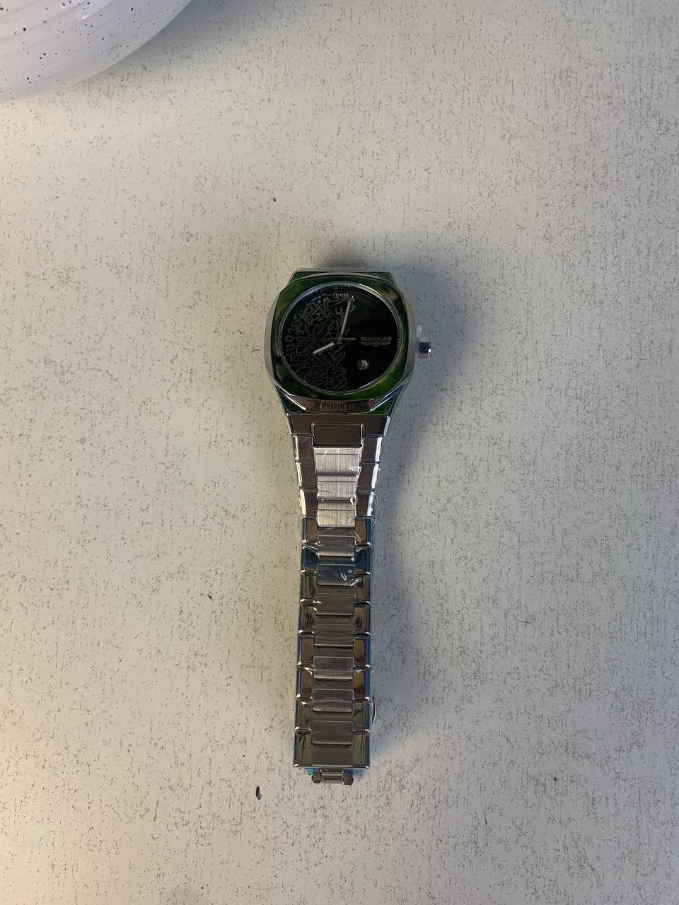 Montre Élégante avec Cadran en Calligraphie Arabe (3D Relief) - ساعة يد كلاسيكية بالخط العربي ثلاثي الأبعاد - Accessoires - صورة 2