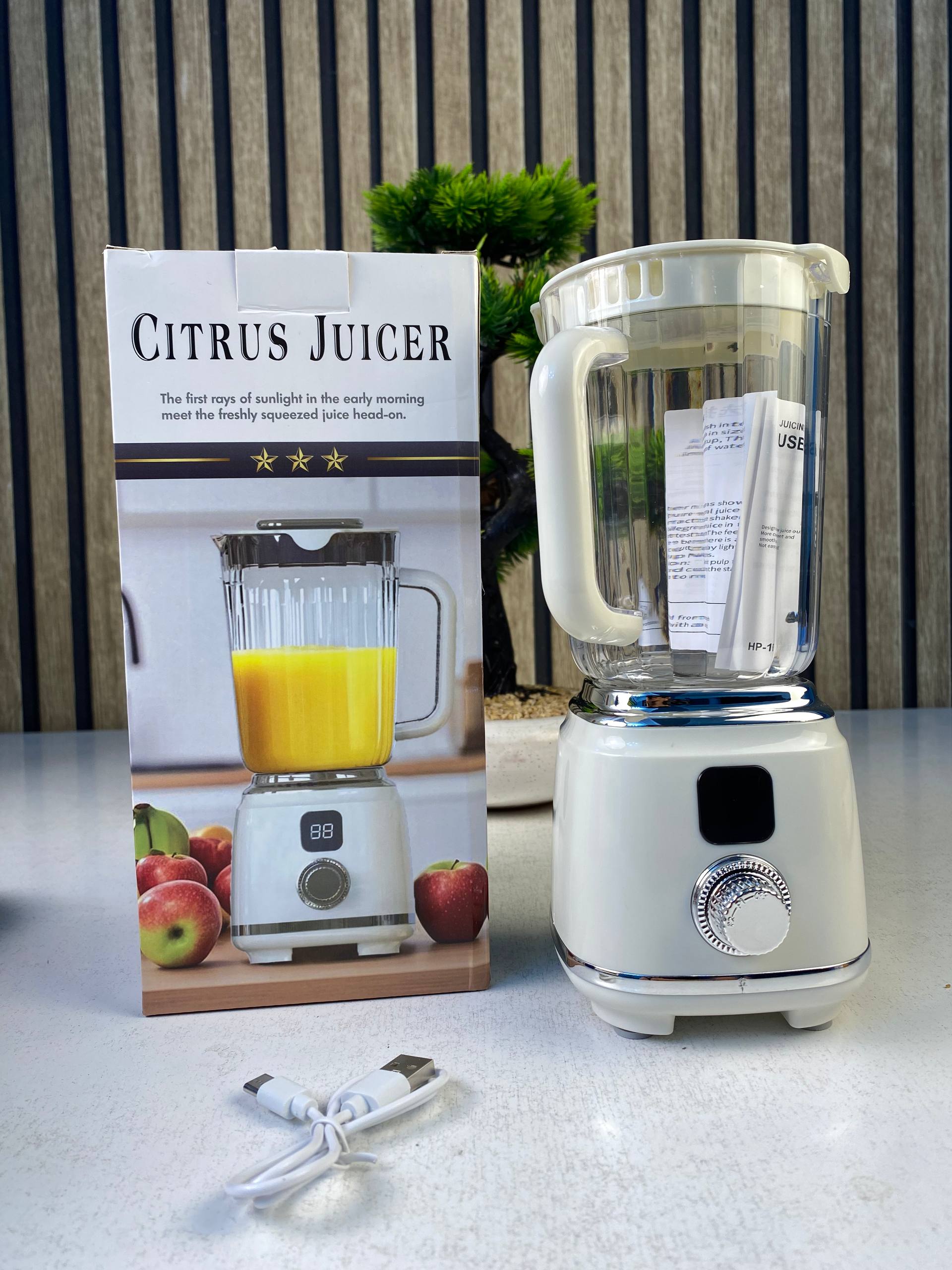 Extracteur de Jus Portable et Mélangeur Électrique Ultra-Léger et Facile à Nettoyer - عصّارة فواكه وخضروات محمولة بمحرك عالي السرعة - Cuisine - صورة حقيقية 12